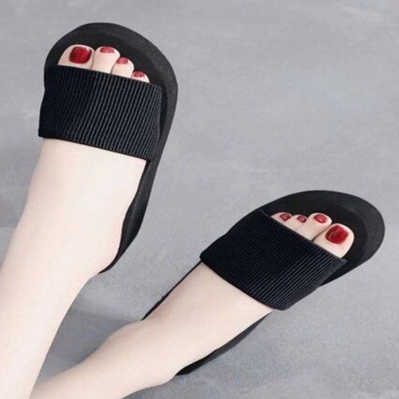 BRAND NEW NWOT BOUTIQUE Shoes - LAST PAIR 8.5-38 Open Toe Wedge Mules Sandal Platform black